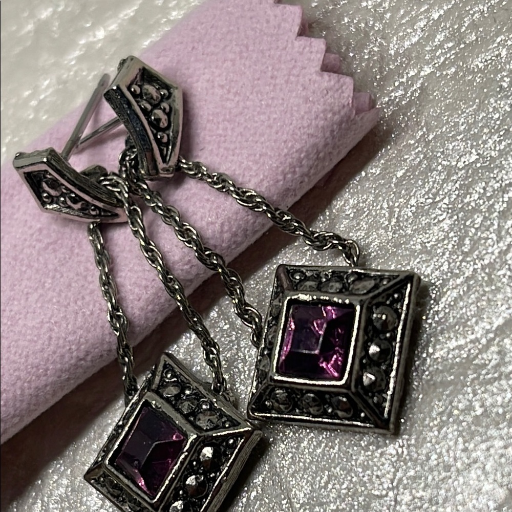 Avon vintage Purple square  and gunmetal pierced Dangle Earrings - Picture 4 of 12